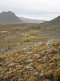 kolarze górscy wśród skał i nagiego górskiego krajobrazu