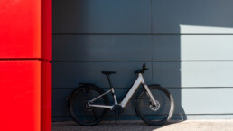 elektryczny rower miejski precede:on na tle ściany