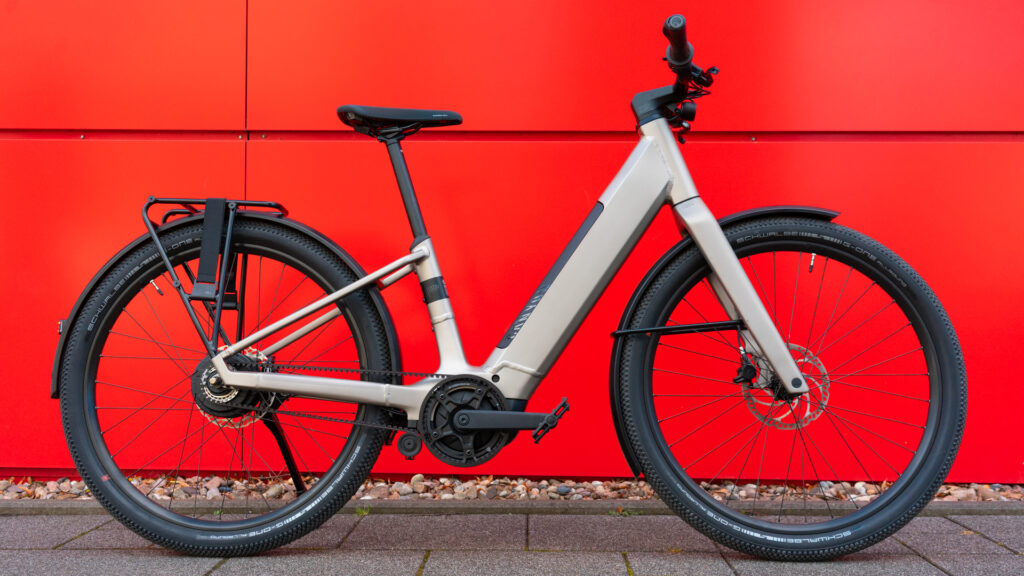 elektryczny rower miejski precede:on na tle ściany