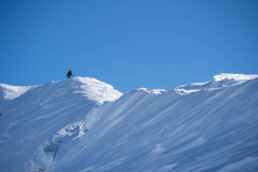 Freeride-owy snowbordzista na szczycie ośnieżonej góry