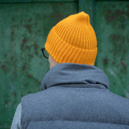 żółta czapka merino