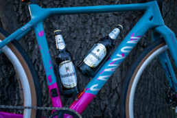 butelki z piwem w koszykach na bidon w rowerze