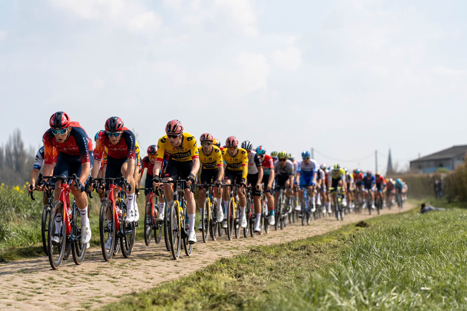 kolarze na jedym z brukowanych odcinków Paryż-Roubaix