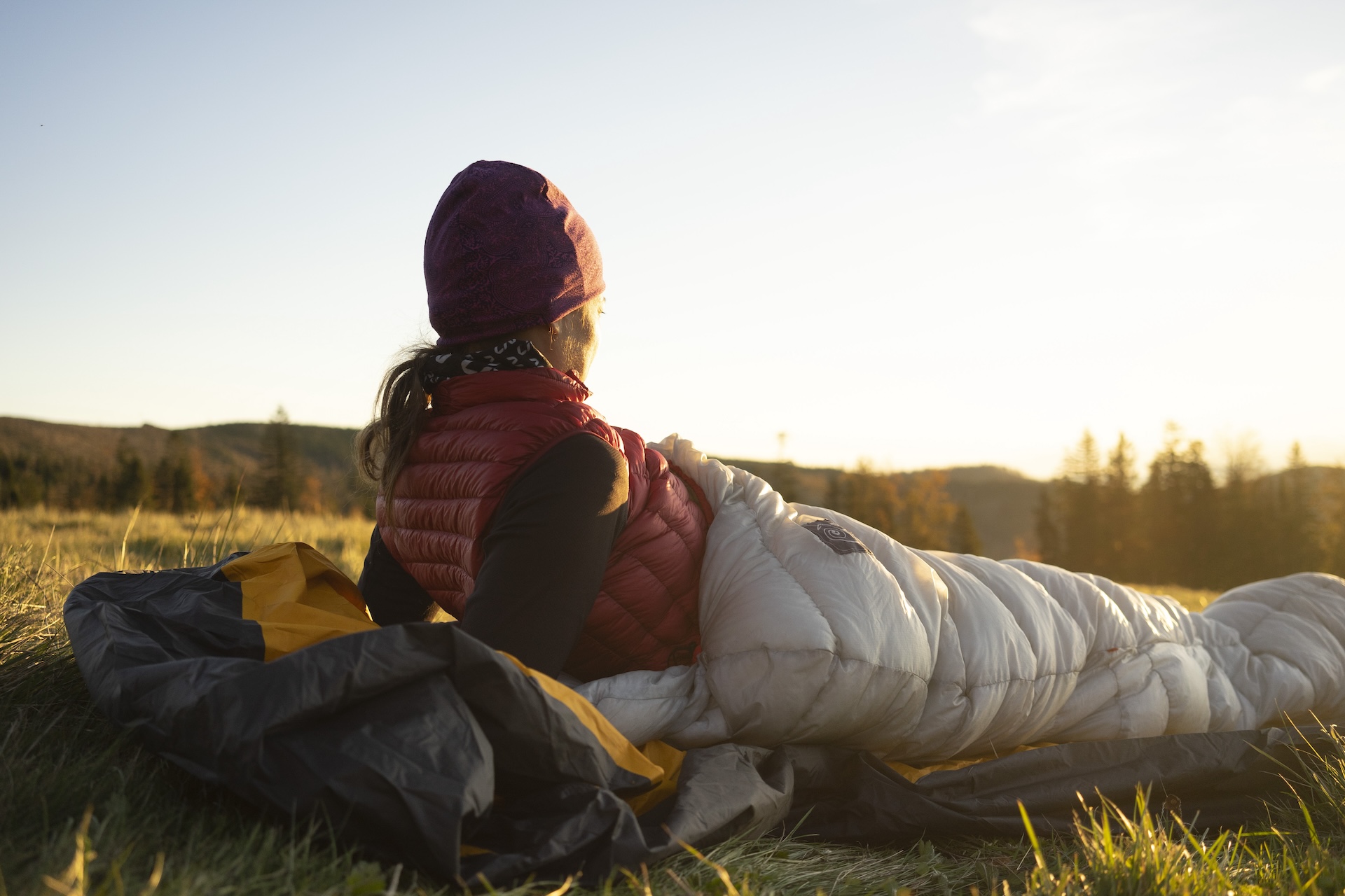 osoba leżąca w śpiworze na świeżym powietrzu