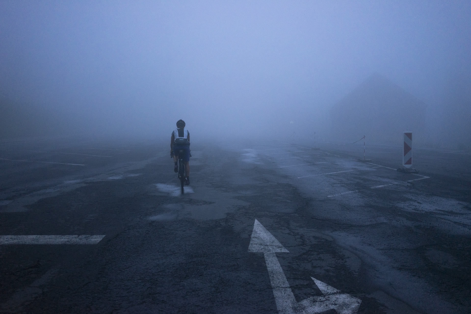 kolarz jadący samotnie we mgle