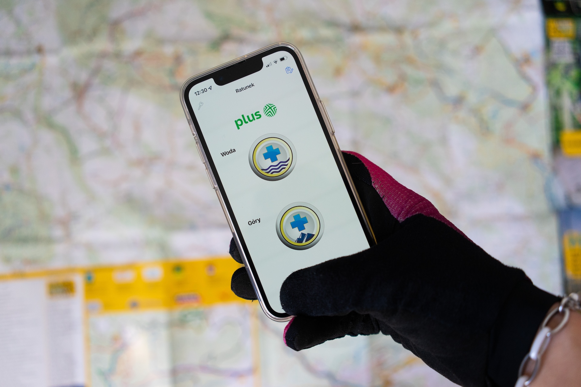 telefon z wyświetloną aplikacją Ratunek