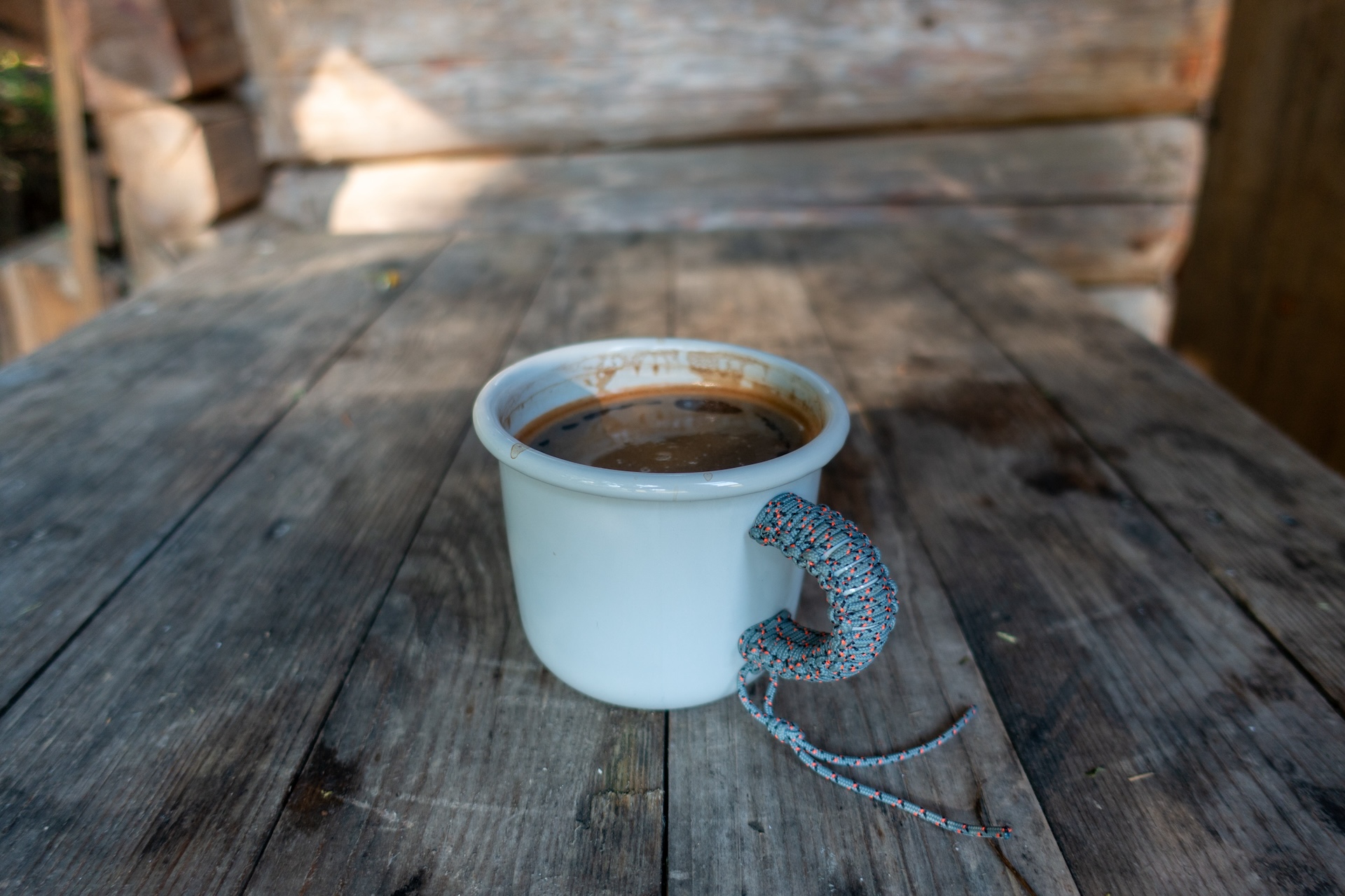 Kubek z kawą na drewnianej ławie